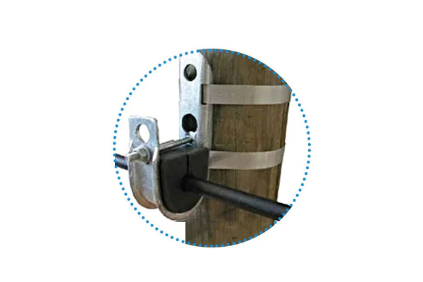 Secured with pole banding：The clamp can be installed on wood poles , round concrete poles, and polygonal metallic poles using one or two 20mm pole bands and two buckles.